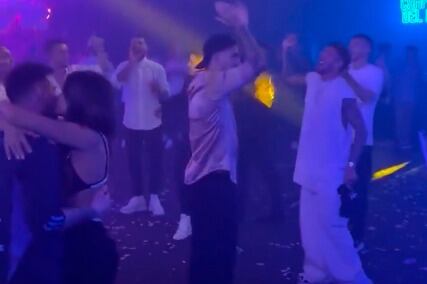 Messi con su mujer y el resto de los jugadores.