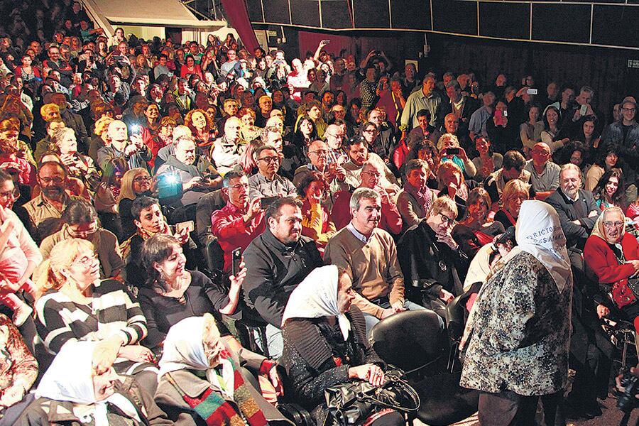 Un auditorio del ECuNHi desbordado de gente sumó música, contundentes definiciones políticas y emociones diversas.