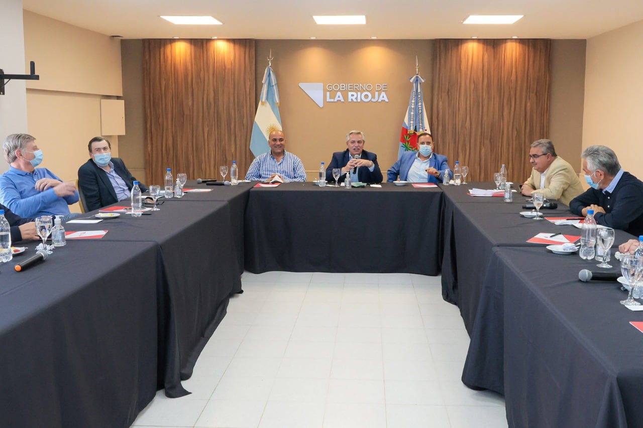 Después de la reunión con los gobernadores, el Presidente prepara anuncios económicos.