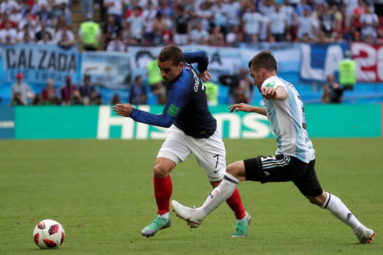 Los hinchas sufren por las redes sociales con el duelo ante Francia.