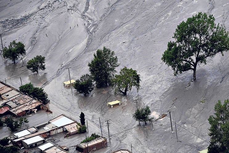 La ruta nacional 9 quedó completamente cortada y ya avisaron que el despeje será muy lento.