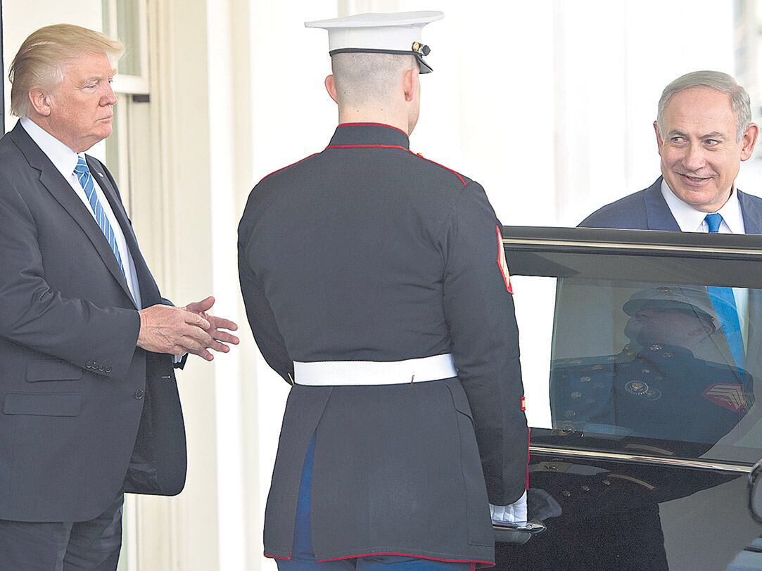 A la salida de su reunión en la Casa Blanca, Trump despide a Netanyahu en la puerta de la Casa Blanca.