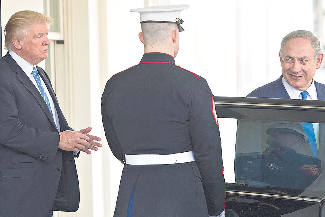 A la salida de su reunión en la Casa Blanca, Trump despide a Netanyahu en la puerta de la Casa Blanca.