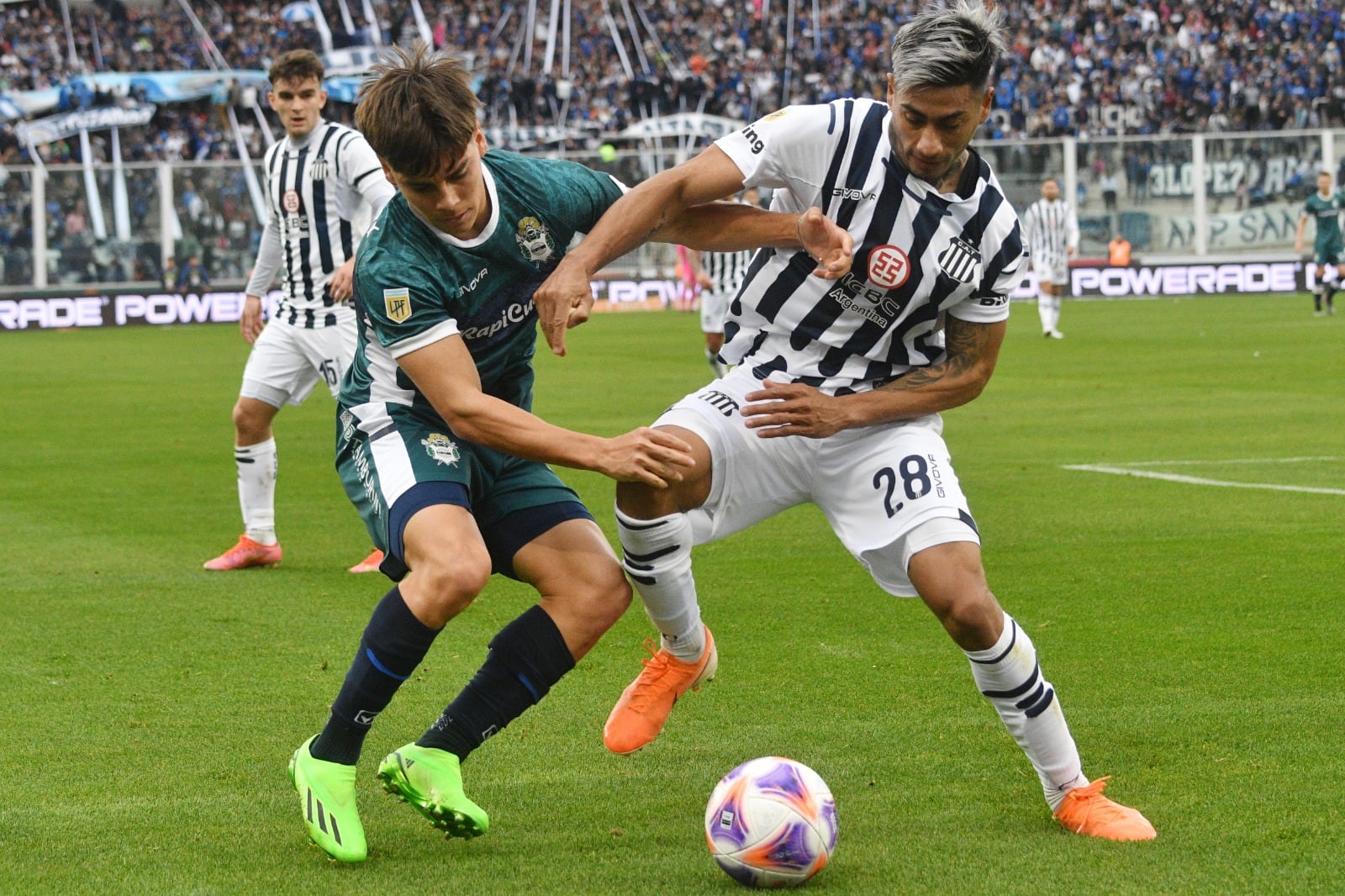 Benja Domínguez y Juan Portillo luchan por la pelota en Talleres-Gimnasia