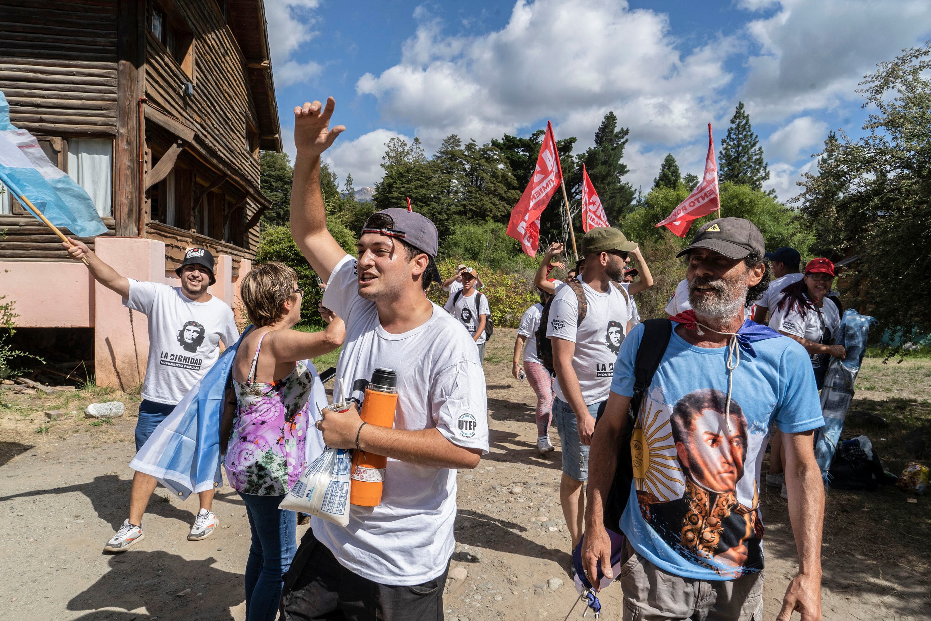 Las columnas avanzan rumbo al lago.