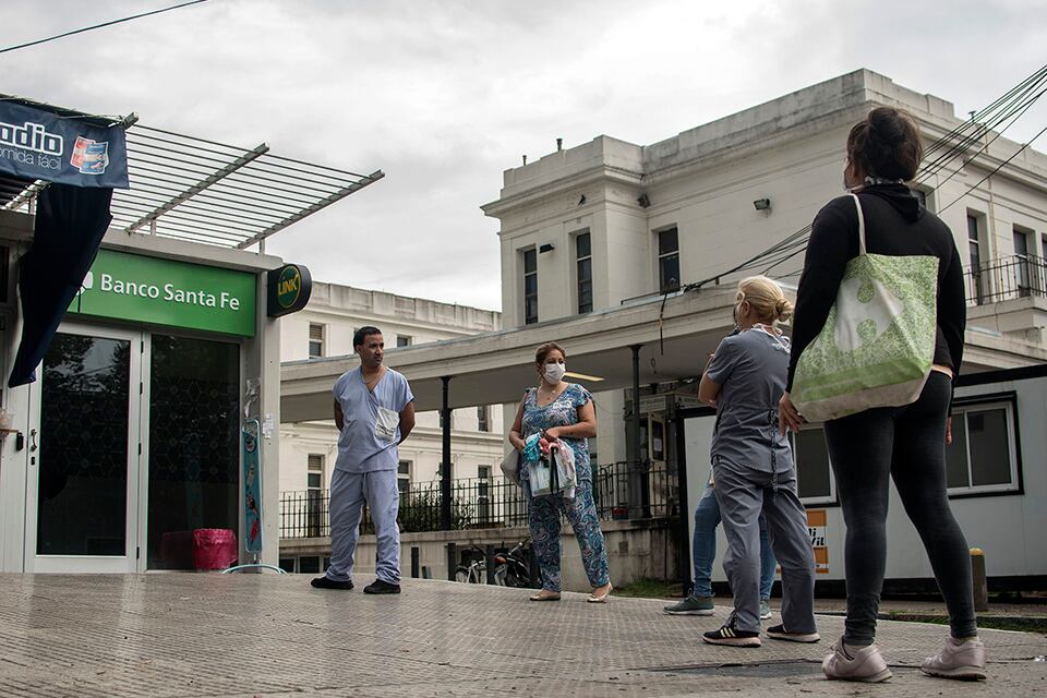 Colas en cajeros, la postal del día en Rosario que constrastó con el aislamiento.