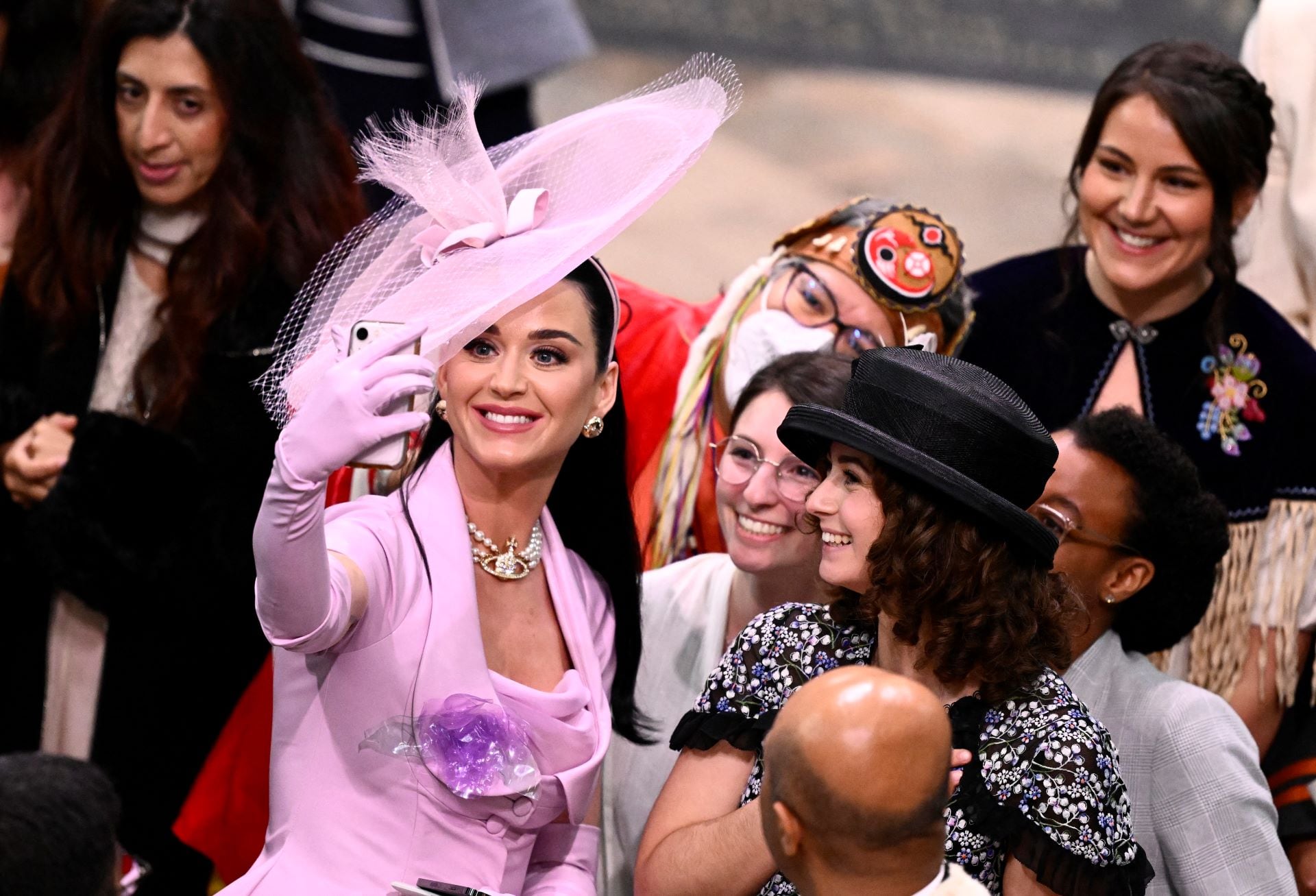 Katy Perry se tomó con humor las bromas y hasta se sacó fotos con los presentes (Foto: AFP).
