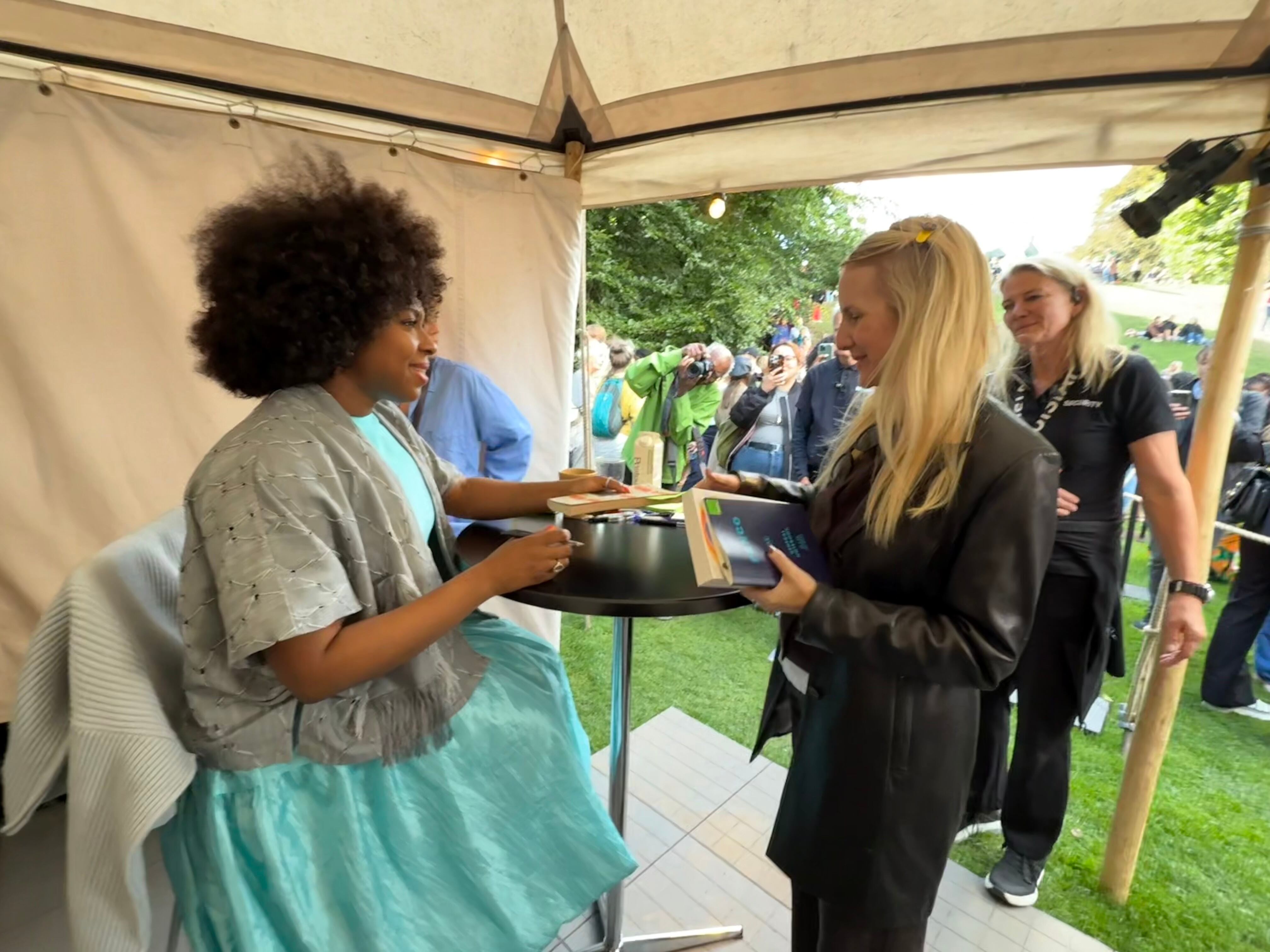 La escritora nigeriana Chimamanda Ngozi Adichie junto a nuestra cronista.