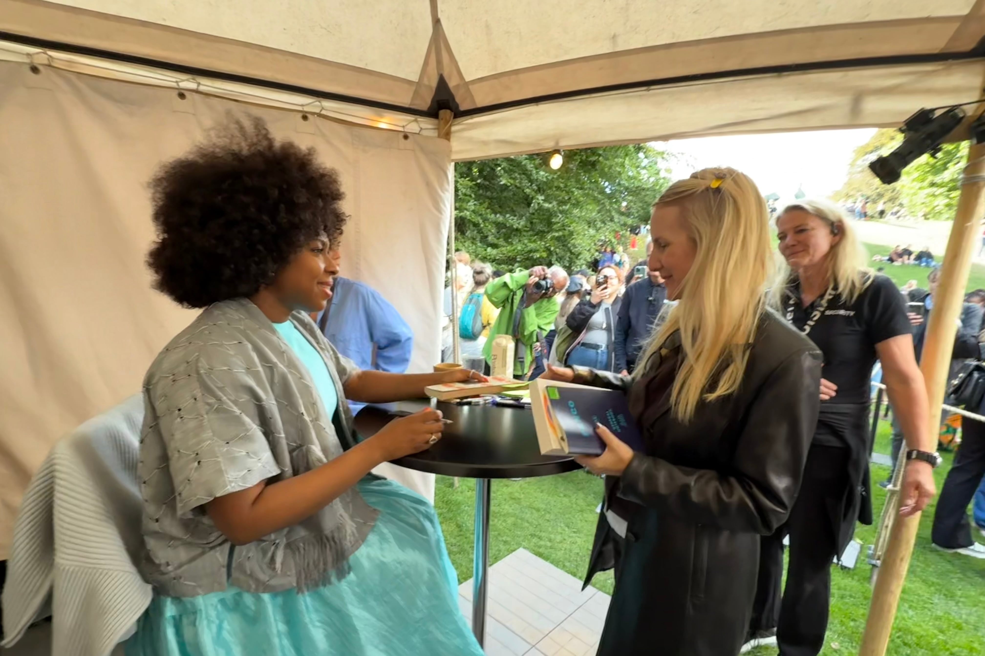 La escritora nigeriana Chimamanda Ngozi Adichie junto a nuestra cronista.