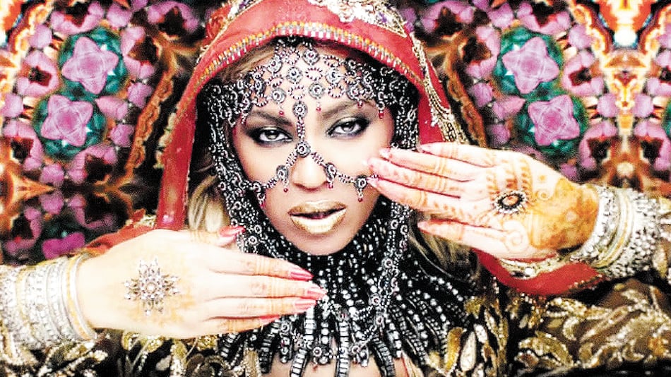 Beyoncé posando como diosa hindú para un video de Coldplay