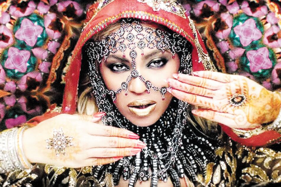 Beyoncé posando como diosa hindú para un video de Coldplay