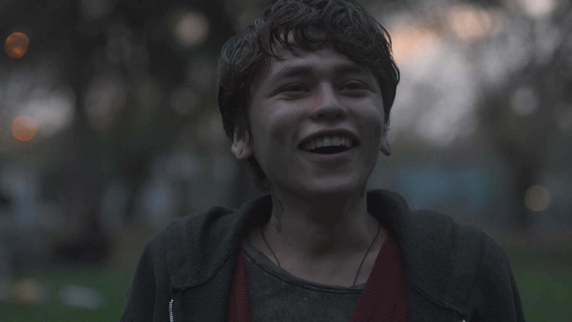 A la deriva de los personajes le corresponde una deriva del relato, hecho de elipsis narrativas.