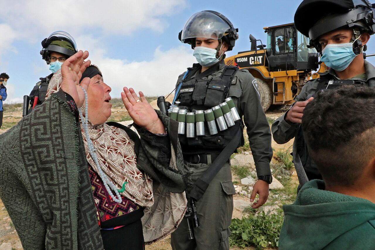 Las fuerzas israelíes se disponen a demoler una casa en Hebrón, Cisjordania.