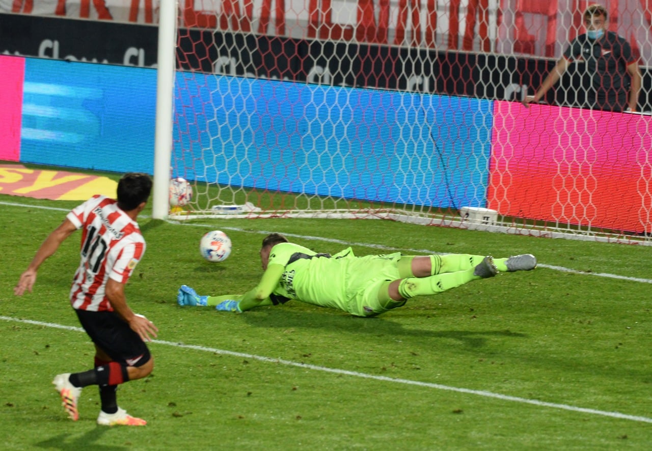 Mauro Díaz ya sacó el remate del 1 a 1, un golazo.