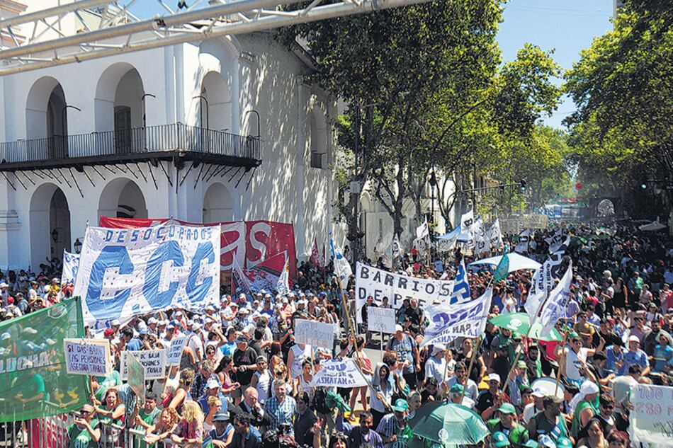 Los manifestantes exigieron paritarias libres y la derogación de la reforma previsional.