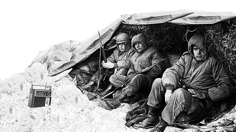 Soldados argentinos en una trinchera, durante la guerra de 1982.
