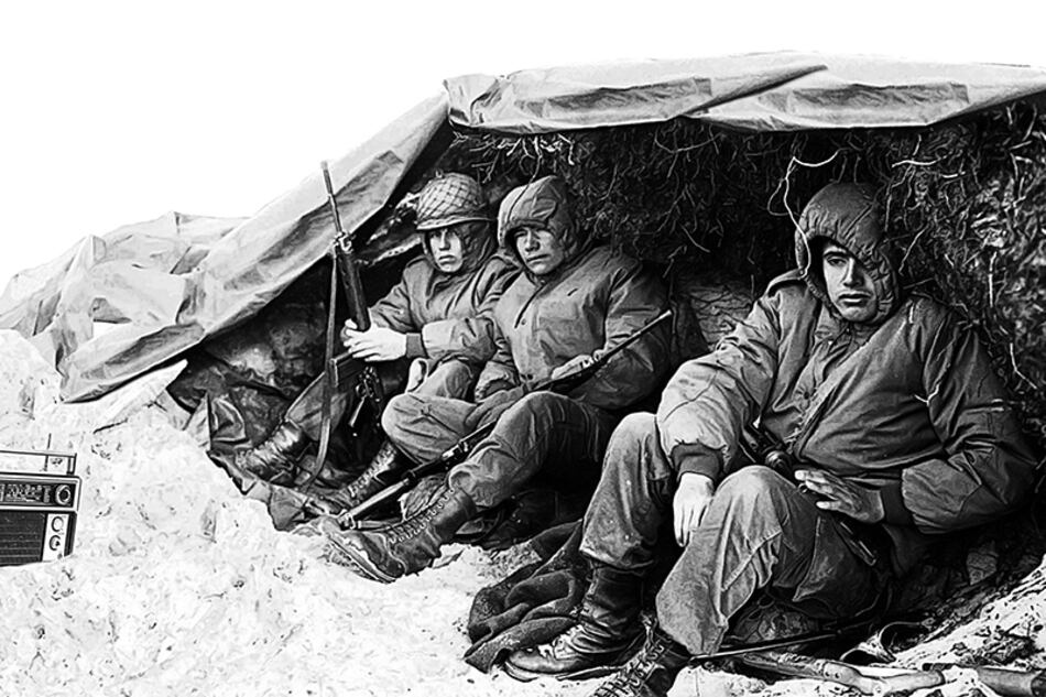 Soldados argentinos en una trinchera, durante la guerra de 1982.