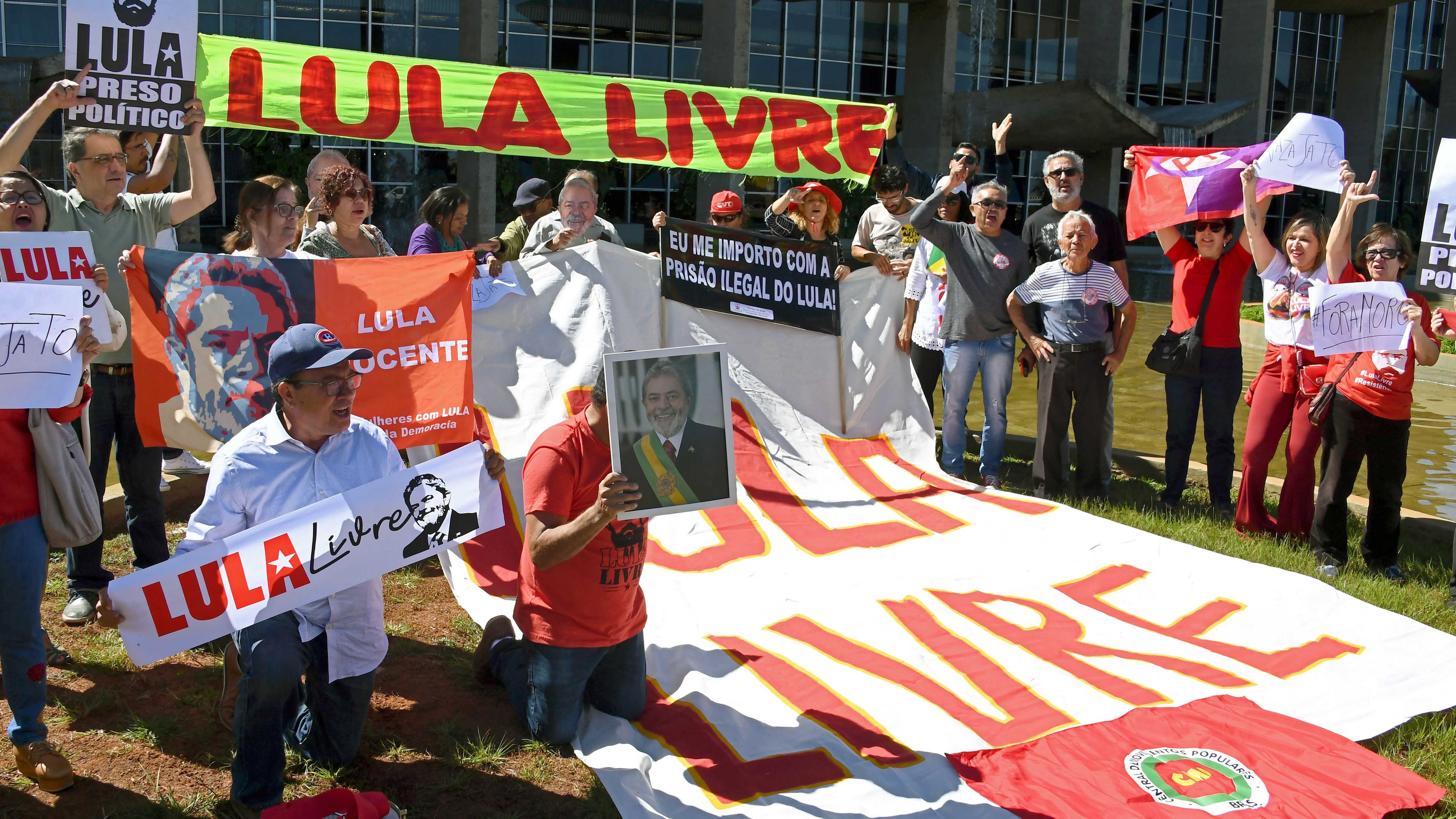 Vigilia cada día de los seguidores de Lula pidiendo por su liberación. 