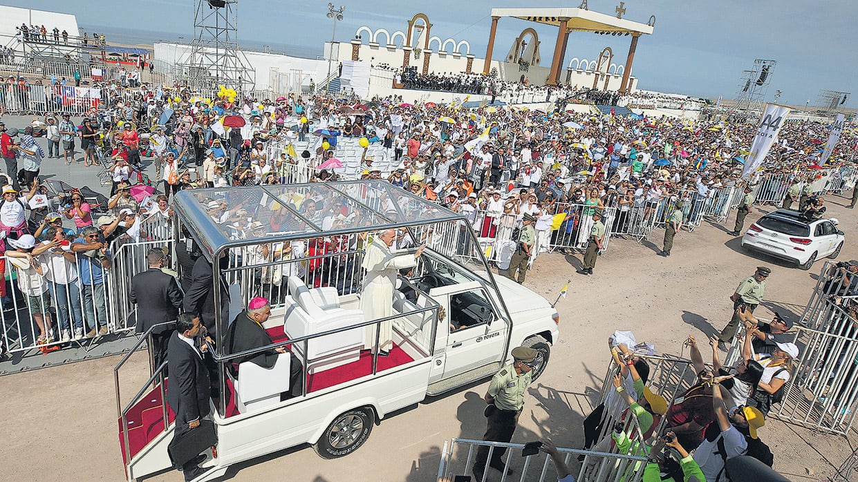 “Hermanos, Iquique es tierra de sueños”, dijo el Papa a la multitud.