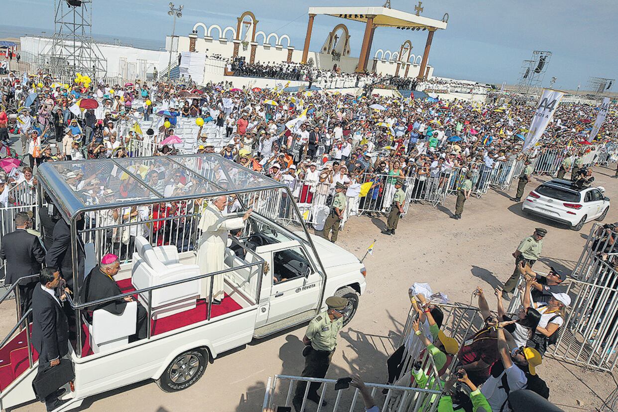 “Hermanos, Iquique es tierra de sueños”, dijo el Papa a la multitud.