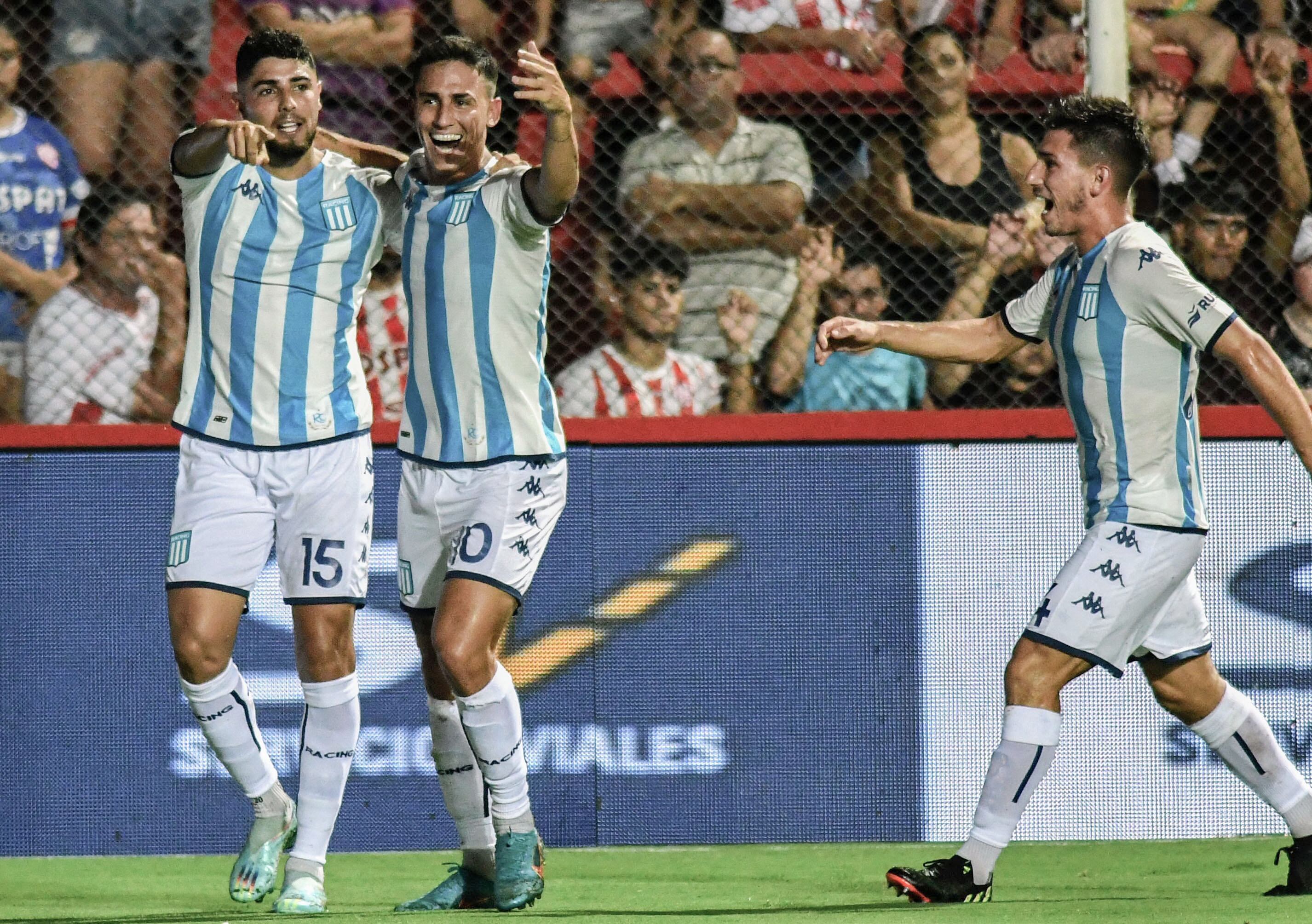 Maxi Romero y el paraguayo Rojas celebran el primero de la Academia