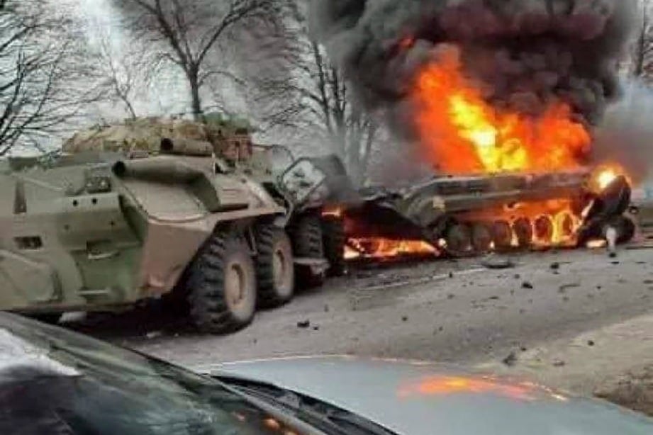 Un vehículo militar ruso incendiado cerca de la ciudad de Sumy, este de Ucrania