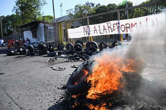 Las puertas de la terminal porturia están bloqueadas. Hoy hay marcha.