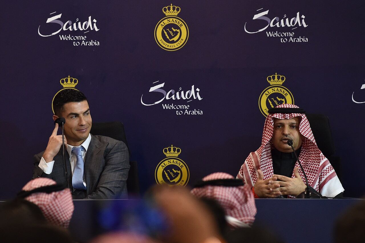 Cristiano Ronaldo y una sonrisa picarona mientras habla el presidente del Al Nassr