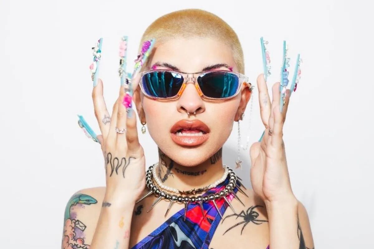 Cazzu sigue soltando videos con alta producción, esta vez para Castigo, que trae mensaje de género y dirección de Ballve