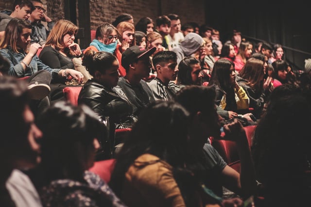 Jóvenes bonaerenses conocen el teatro.