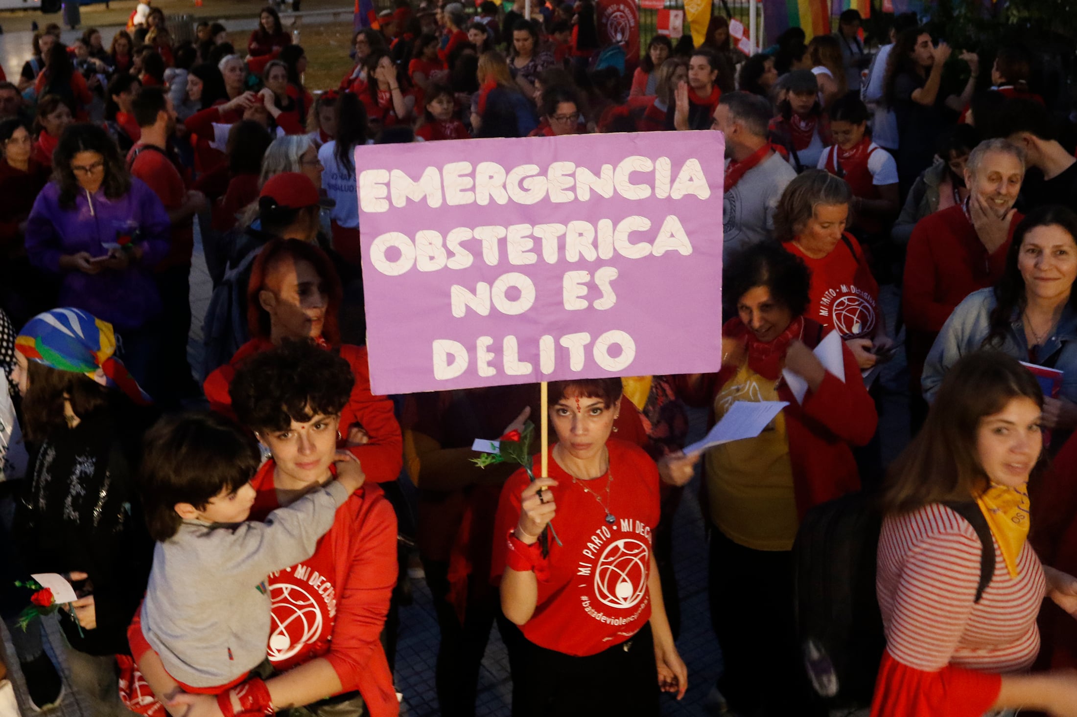 El rojo es el color del reclamo contra la violencia obstétrica.