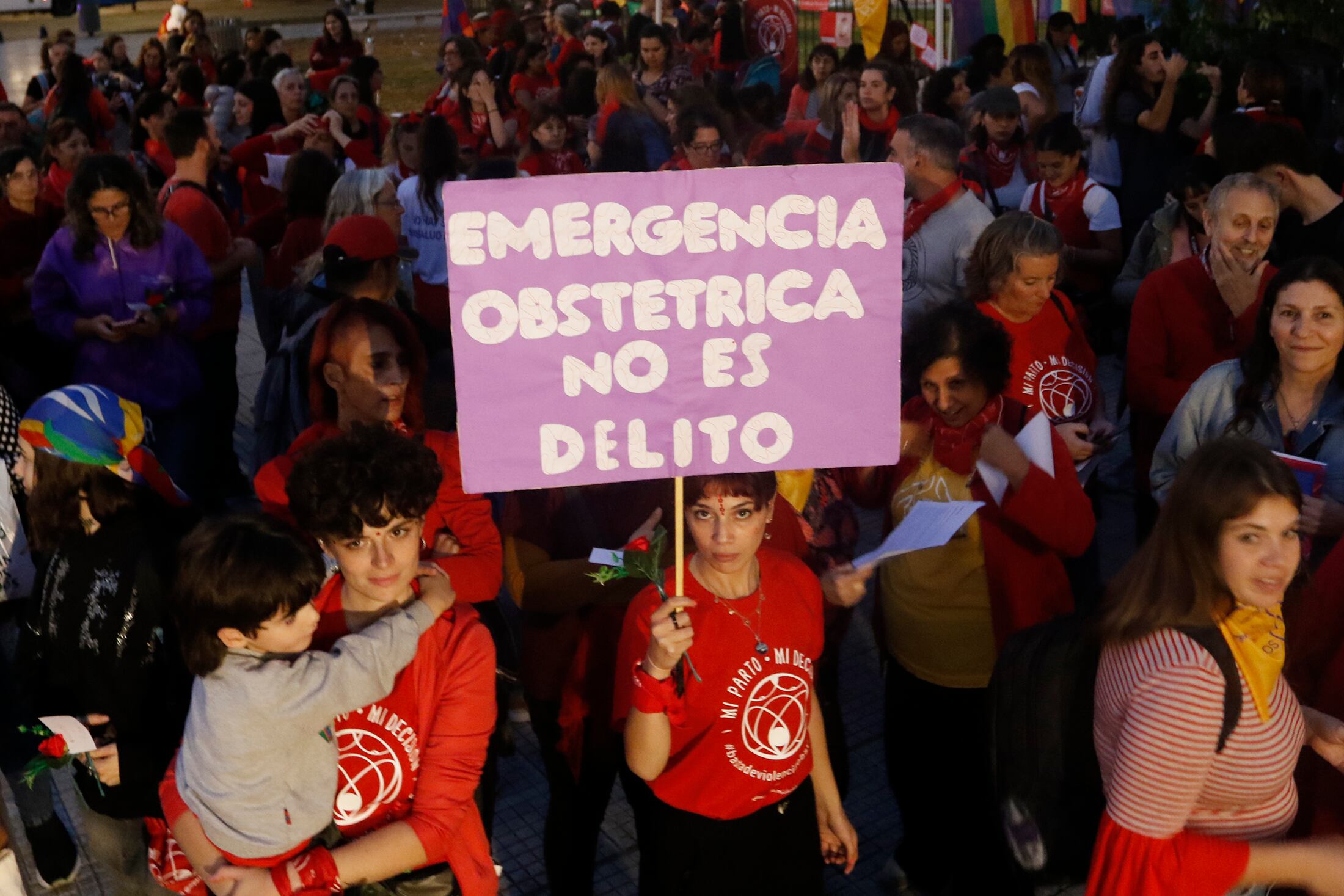 El rojo es el color del reclamo contra la violencia obstétrica.
