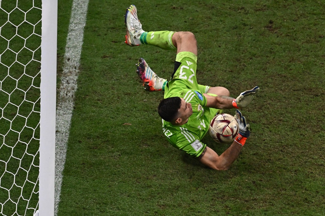 Dibu Martinez, otra vez figura en los penales.