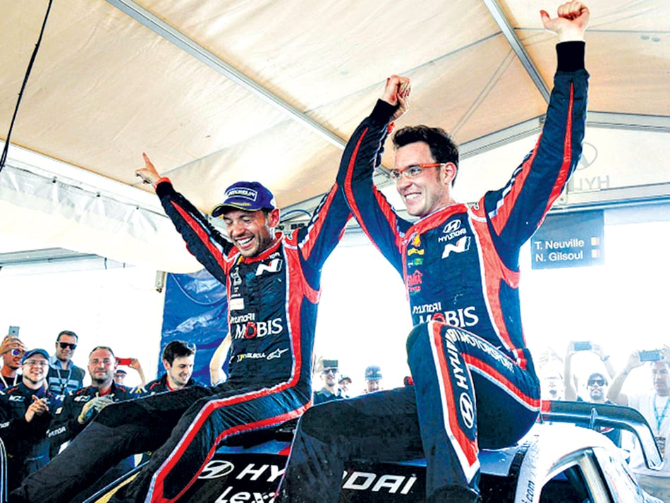 Thierry Neuville y su navegante Nicolás Gilsoul festejan la victoria.