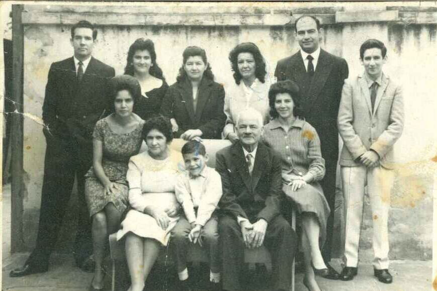 La familia Riera en el patio de la famosa casa-despacho de pan, en Pellegrini 515.