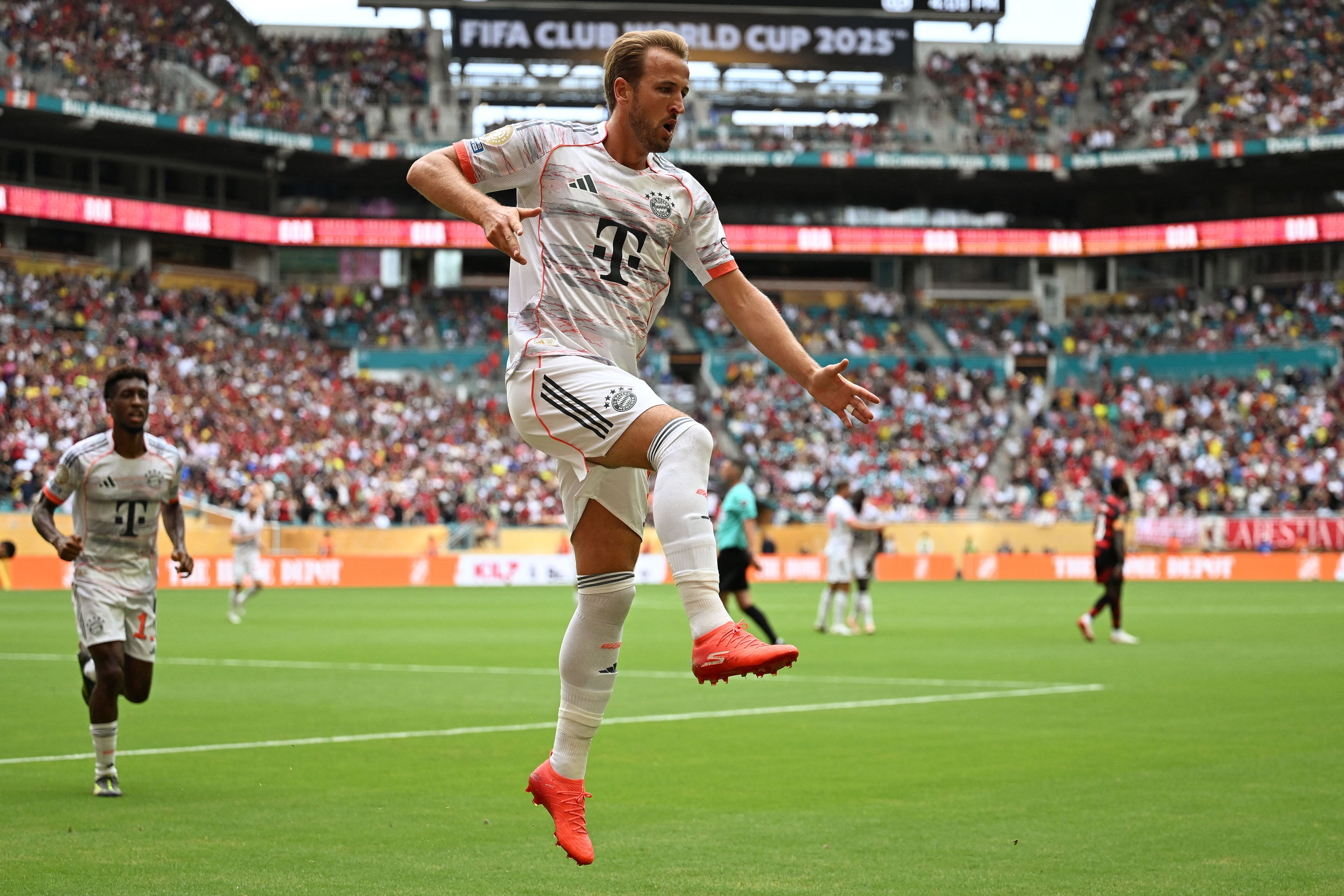 Harry Kane celebra el primero de sus dos goles