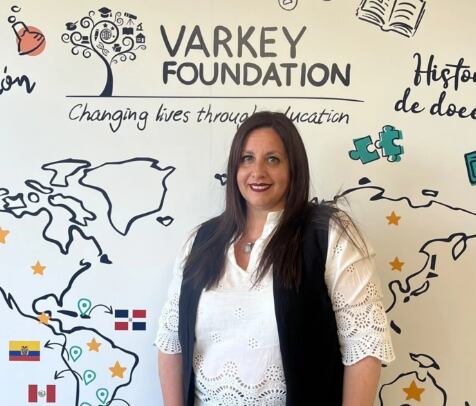 La historia de Sarro es una de vocación, resiliencia y pasión por la enseñanza.