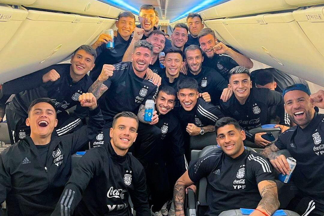 Los jugadores festejan en el avión de regreso de San Juan