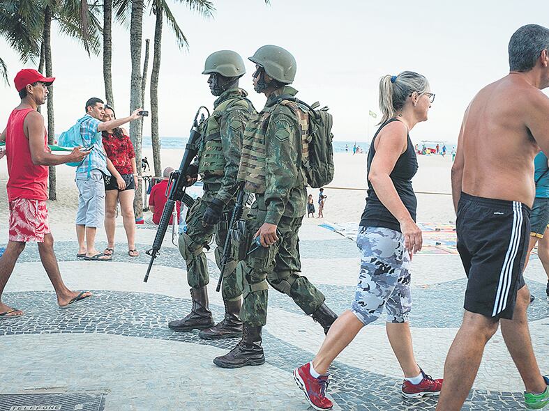 El gobierno de Temer envió nueve mil militares a Río ante la amenaza de una rebelión policial y protestas sociales.