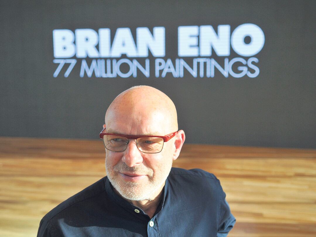 Tras su paso por Roxy Music, Brian Eno trabajó junto a David Bowie, Talking Heads, U2 y Coldplay, entre otros artistas.