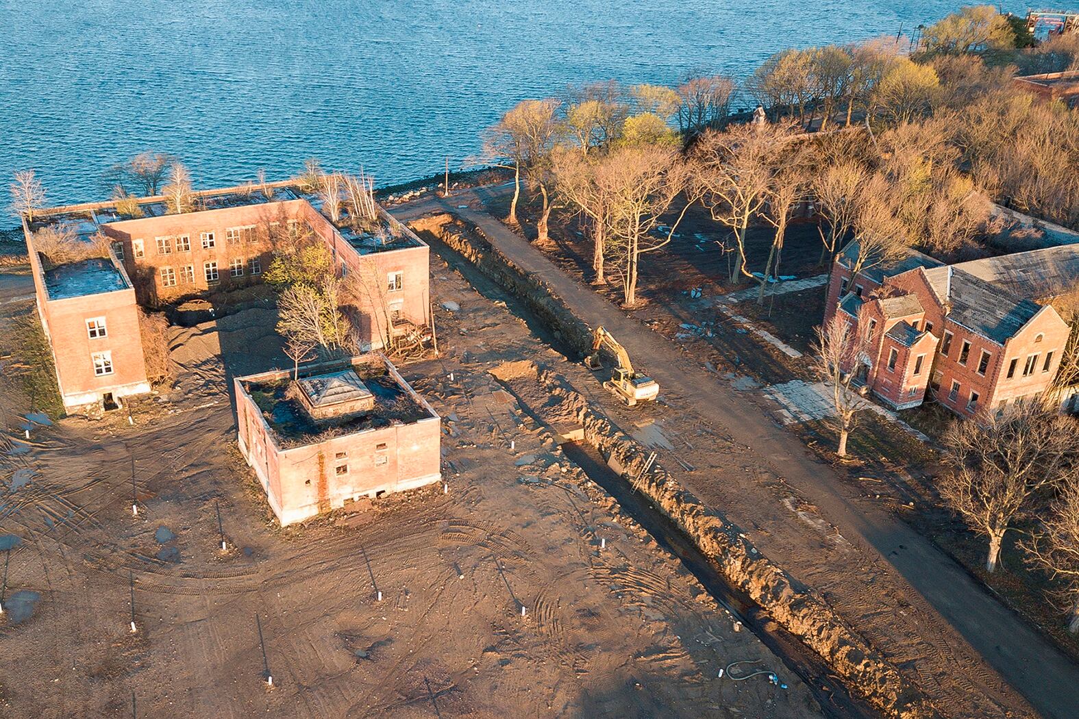 La nueva fosa en el cementerio de la isla Hart, en el Bronx.