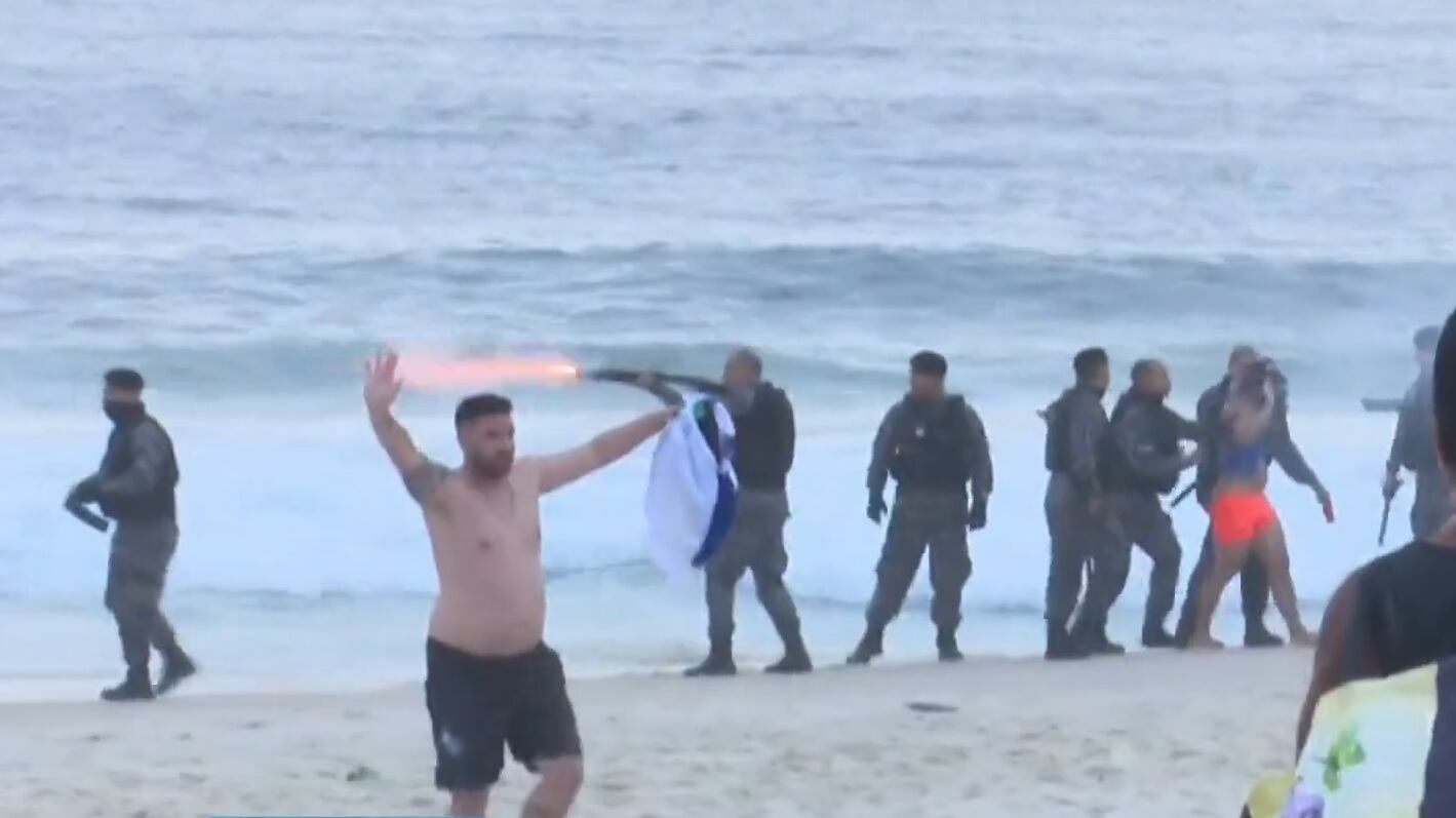 El momento exacto en que un agente dispara contra los simpatizantes. Imagen: Captura TNT Sports.