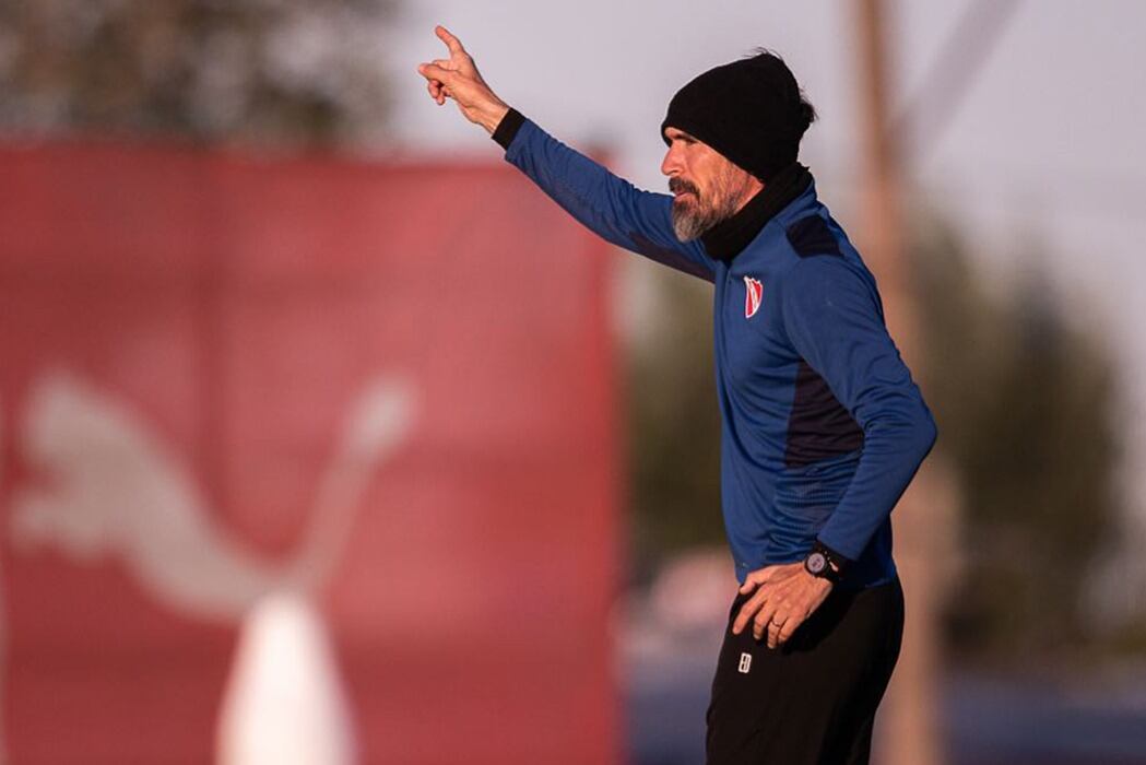 "La salida es por allá", parece decirles Eduardo Domínguez a varios de sus dirigidos