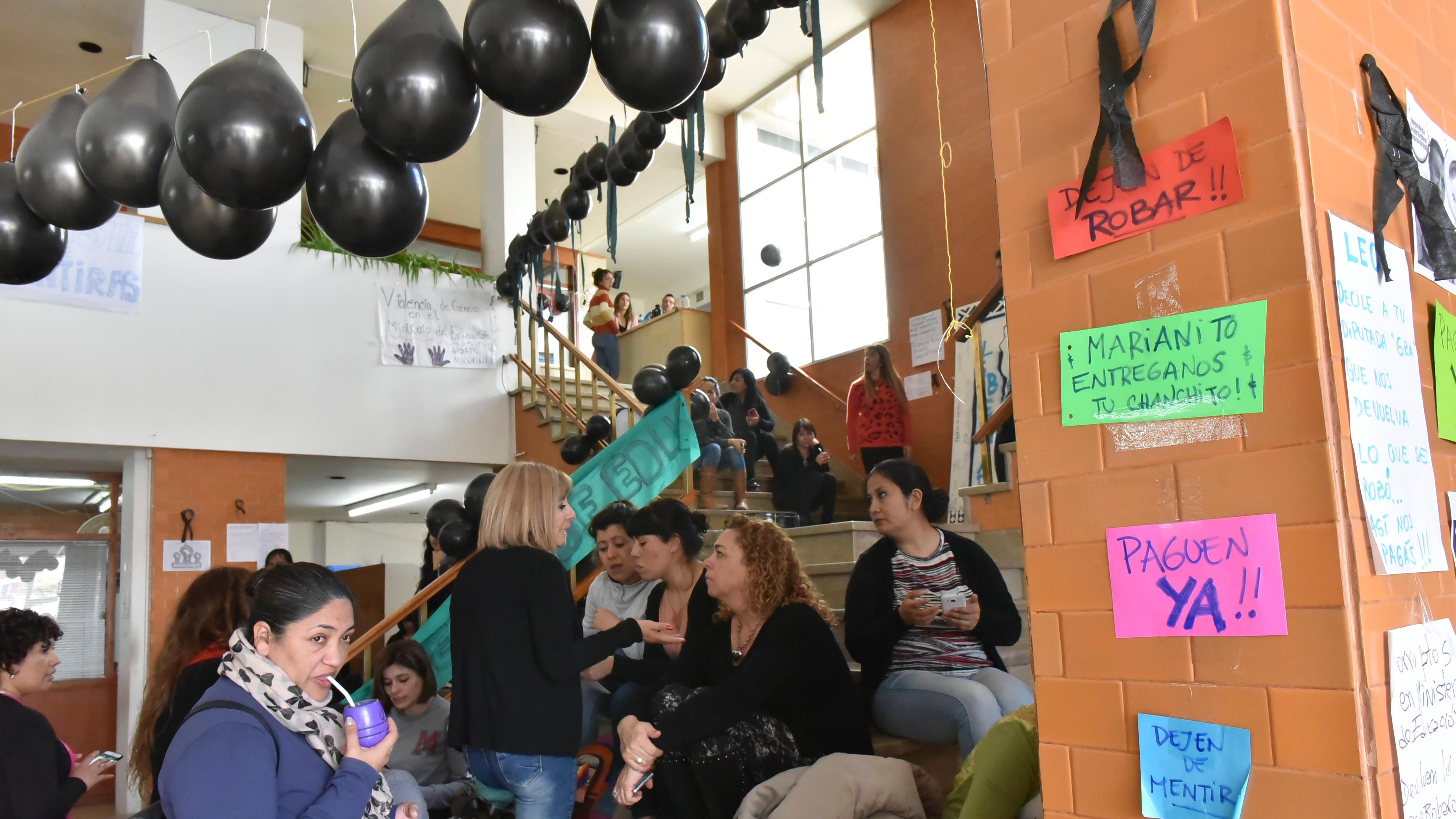 Docentes y estatales ocuparon la semana pasada el Ministerio de Educación chubutense.