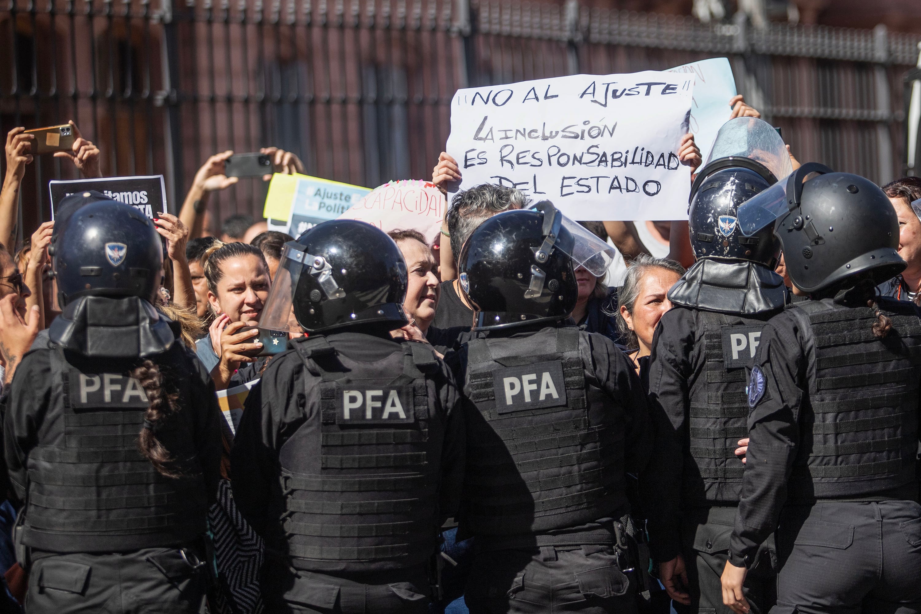 "Así acompaña el Gobierno a la discapacidad", denunciaron.