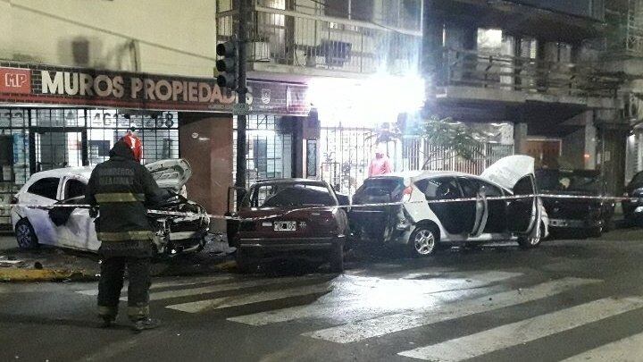 Así quedaron los autos tras el choque múltiple en Flores, en el que murió una mujer de 31 años.