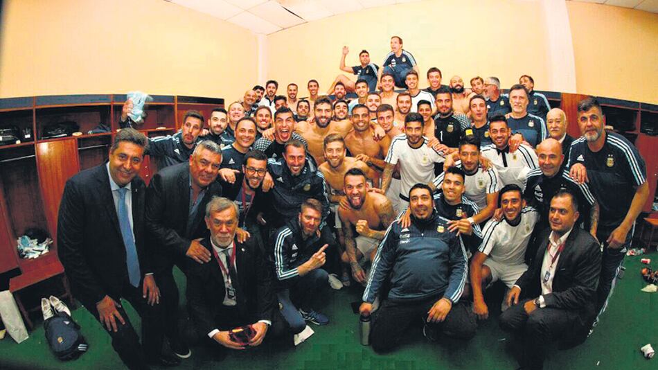 La delegación argentina tras lograr la clasificación, retratada por Mascherano en su Twitter.