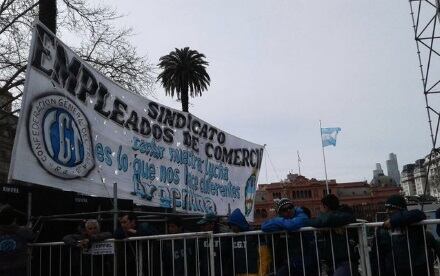 Trabajadores de algunos sindicatos ya están en la Plaza de Mayo.