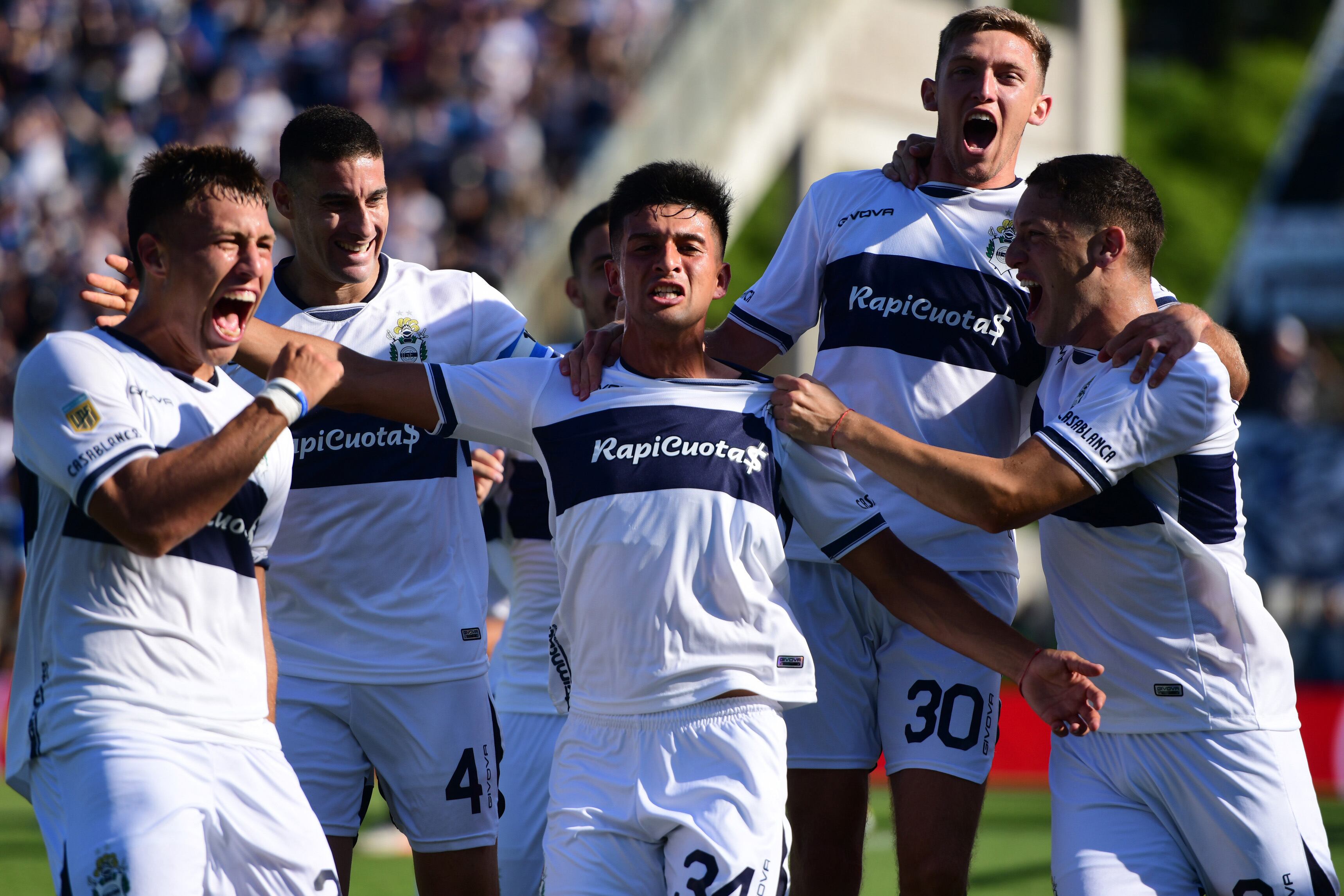 Los jugadores de Gimnasia festejan el gol
