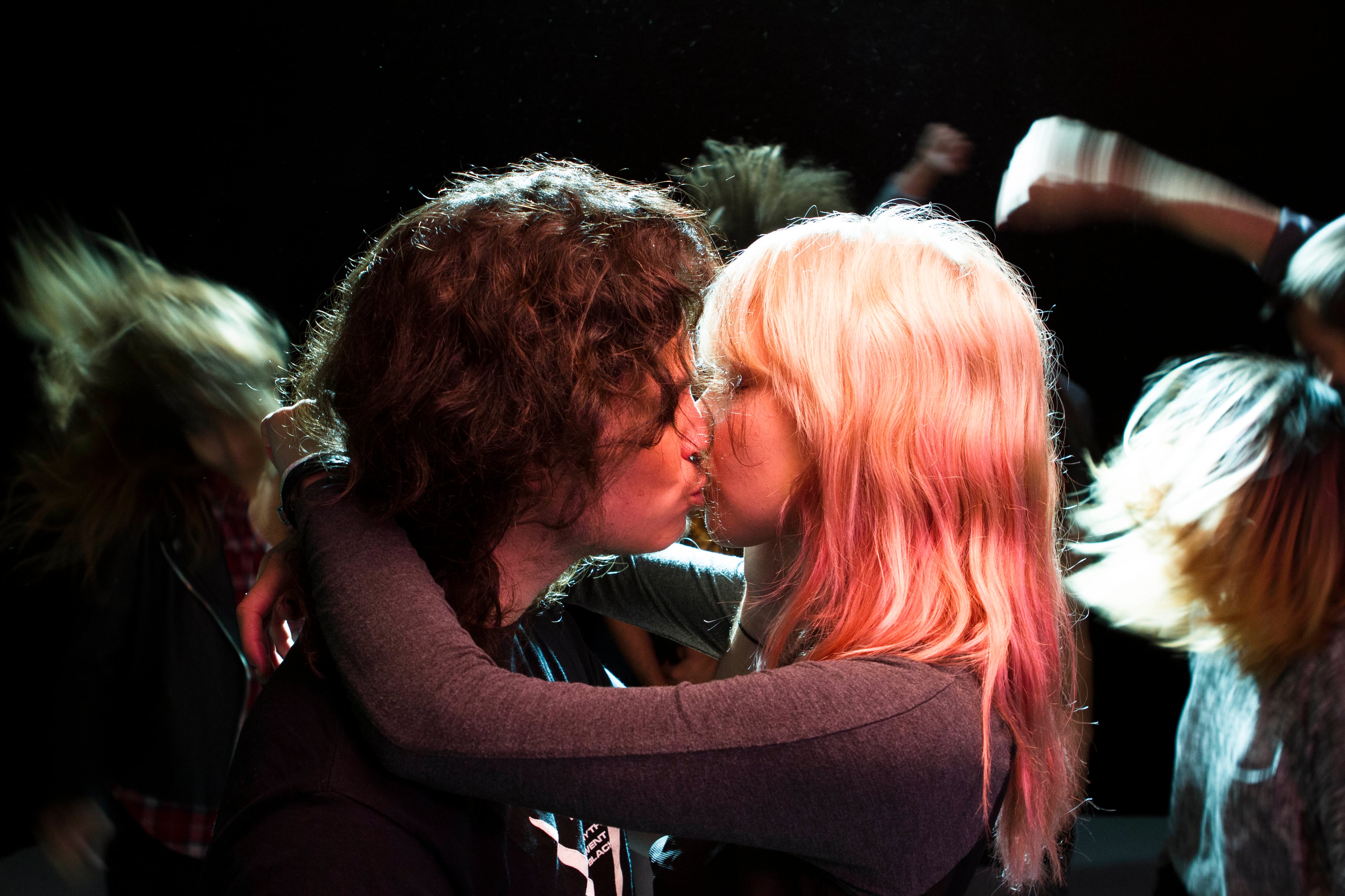 Les faux tatouges muestra una relación marcada por el deseo y la necesidad de contacto íntimo emocional.